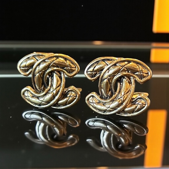 CHANEL Vintage Iconic Quilted CC Logo Clip On Earrings - Picture 1 of 8